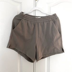 [SOLD] NWT Abercrombie & Fitch Sunday Shorts Taupe M